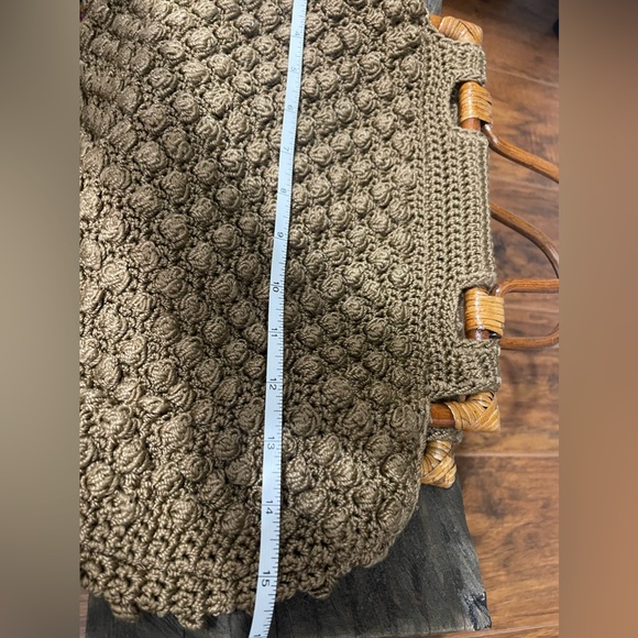 Vintage tan Macrame Handbag with beautiful wood handle - Picture 5 of 7